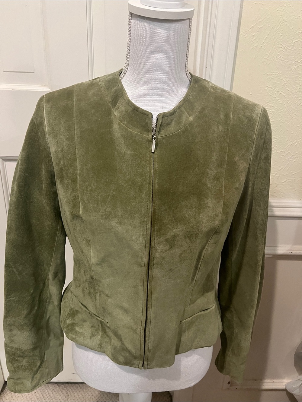 Anne Klein 8P Olive Green Suede Zip Jacket. Lined with acetate.